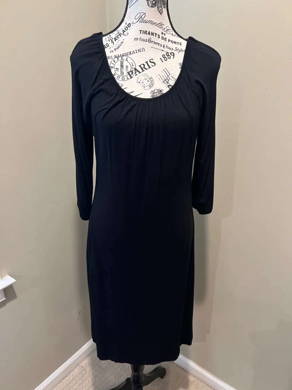 Neiman Marcus Black Scoop-Neck Midi Dress with Three-Quarter Sleeves - Picture 3 of 7